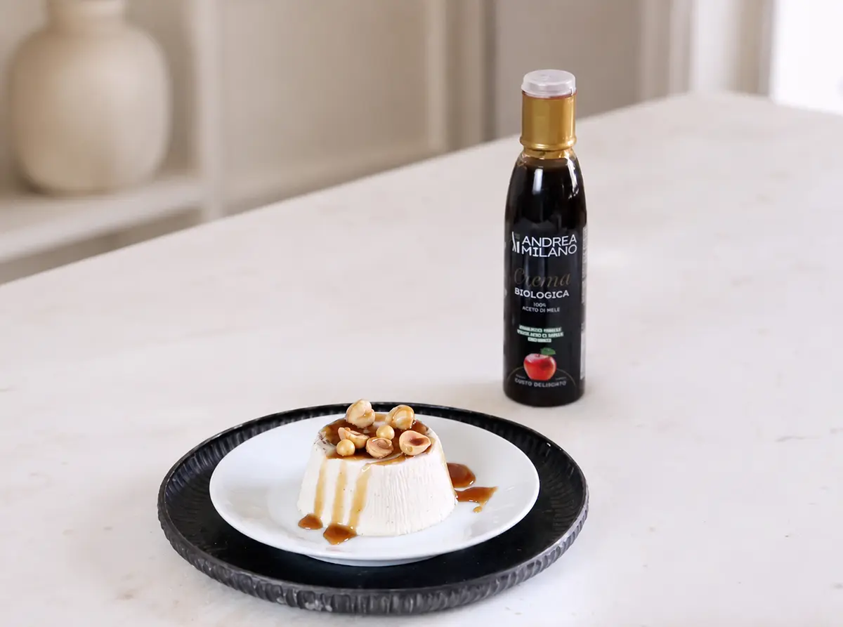 Panna cotta alle nocciole con crema bio all’aceto di mele